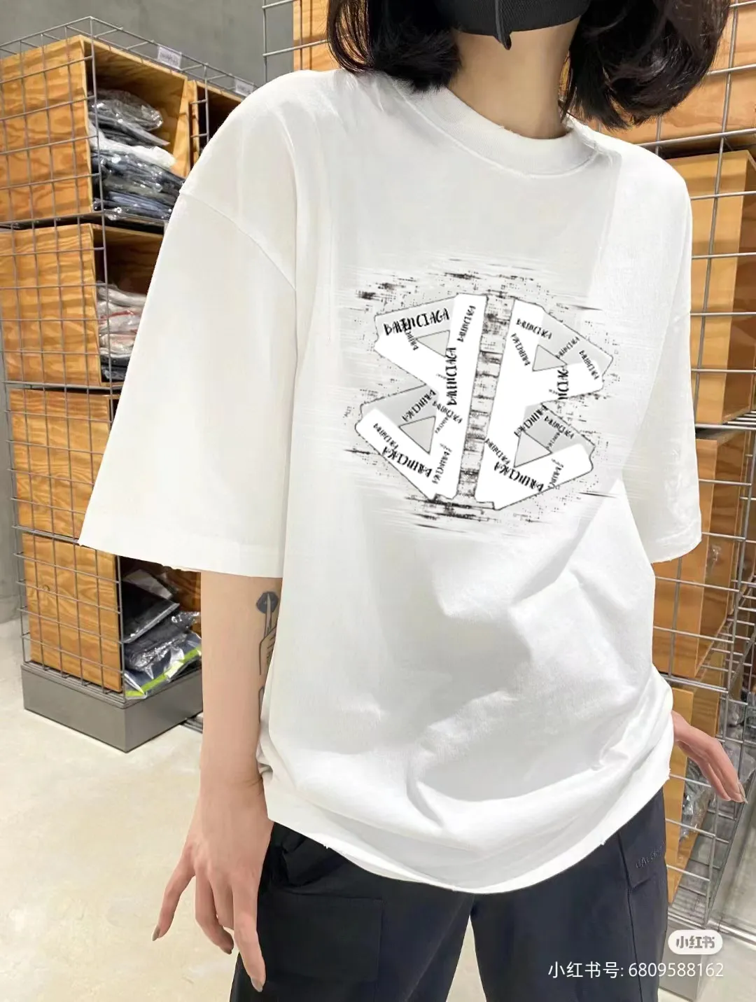P80✨🔥 BALENCIAGA Paris lettering printed short-sleeved T-shirt. Custom-woven and dyed 300 grams of combed cotton heavyweight fabric. Zero color difference in threads. Perfect details. Different from the current currency version. Welcome to compare. Same Style for men and women. Must-sell in the picture above. Color: White Black Size: 1 2 3 4
